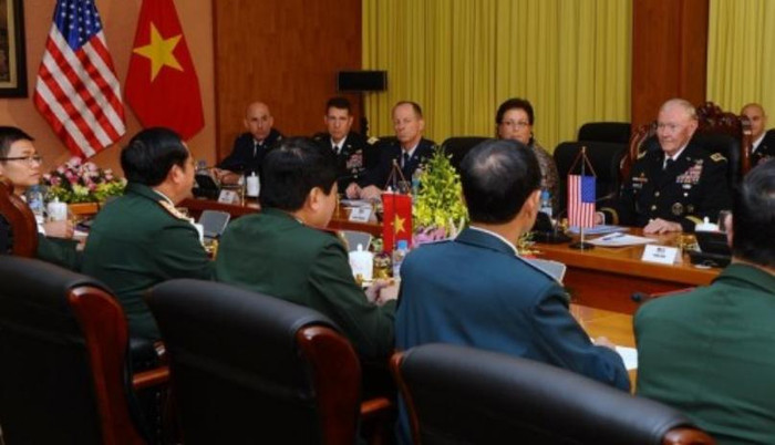 Từ ngày 13 đến ngày 16 tháng 8 năm 2014, Chủ tịch Hội đồng tham mưu trưởng Liên quân Mỹ Martin Dempsey thăm Việt Nam (ảnh nguồn mạng sina TQ) Từ ngày 13 đến ngày 16 tháng 8 năm 2014, Chủ tịch Hội đồng tham mưu trưởng Liên quân Mỹ Martin Dempsey thăm Việt Nam (ảnh nguồn mạng sina TQ)