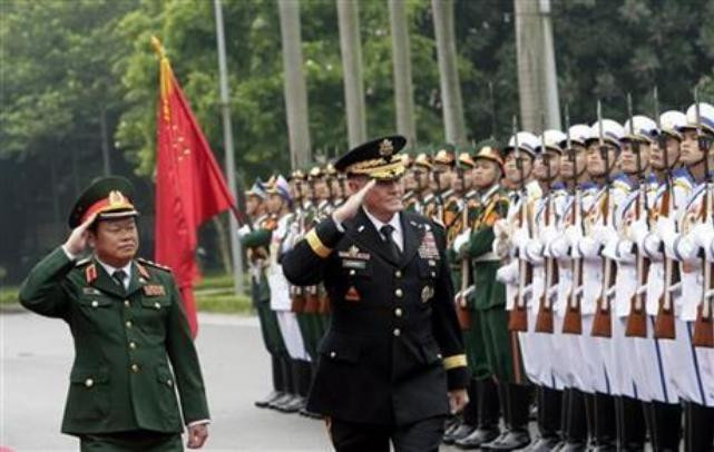 Từ ngày 13 đến ngày 16 tháng 8 năm 2014, Chủ tịch Hội đồng tham mưu trưởng Liên quân Mỹ Martin Dempsey thăm Việt Nam (ảnh nguồn mạng sina TQ) Từ ngày 13 đến ngày 16 tháng 8 năm 2014, Chủ tịch Hội đồng tham mưu trưởng Liên quân Mỹ Martin Dempsey thăm Việt Nam (ảnh nguồn mạng sina TQ)
