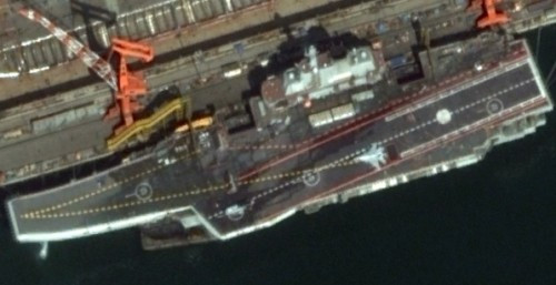 Hình ảnh tàu sân bay Liêu Ninh, Hải quân Trung Quốc bảo trì tại nhà máy đóng tàu do vệ tinh Mỹ chụp được (nguồn mạng sina Trung Quốc)