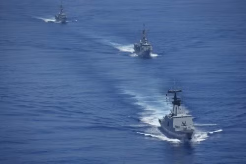 Biên đội tàu hộ vệ lớp Khang Định và tàu hộ vệ lớp Perry
