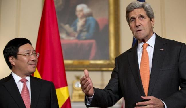 Phó Thủ tướng kiêm Bộ trưởng Ngoại giao Pham Bình Minh và Ngoại trưởng Mỹ John Kerry tại Washington ngày 2 tháng 10 năm 2014 Phó Thủ tướng kiêm Bộ trưởng Ngoại giao Pham Bình Minh và Ngoại trưởng Mỹ John Kerry tại Washington ngày 2 tháng 10 năm 2014