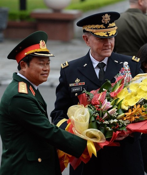 Từ ngày 13 - 16 tháng 8 năm 2014, Chủ tịch Hội đồng tham mưu trưởng Liên quân Mỹ Martin Dempsey thăm Việt Nam (ảnh nguồn mạng sina TQ) Từ ngày 13 - 16 tháng 8 năm 2014, Chủ tịch Hội đồng tham mưu trưởng Liên quân Mỹ Martin Dempsey thăm Việt Nam (ảnh nguồn mạng sina TQ)