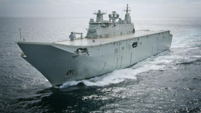 Tàu đổ bộ trang bị trực thăng lớp Canberra đầu tiên của Australia