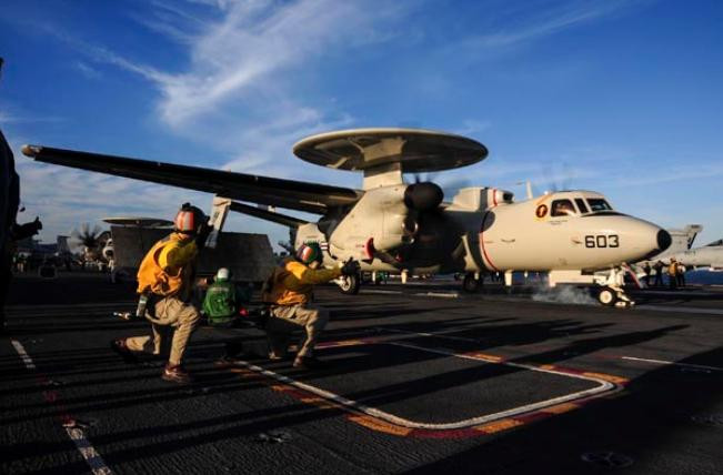 Máy bay cảnh báo sớm trên biển E-2D Advanced Hawkeye Mỹ chuẩn bị cất cánh Máy bay cảnh báo sớm trên biển E-2D Advanced Hawkeye Mỹ chuẩn bị cất cánh