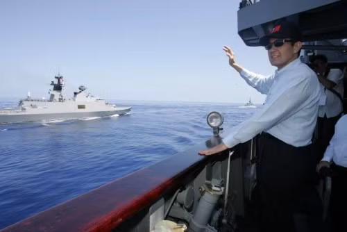 Tổng thống Đài Loan Mã Anh Cửu tham gia duyệt binh trên biển