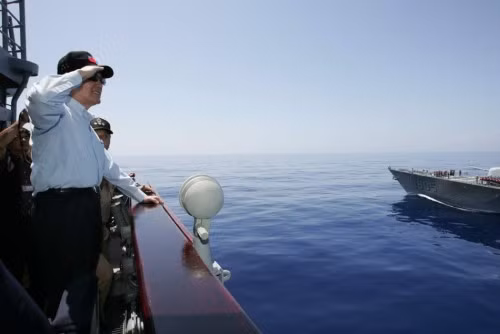 Tổng thống Đài Loan Mã Anh Cửu tham gia duyệt binh trên biển