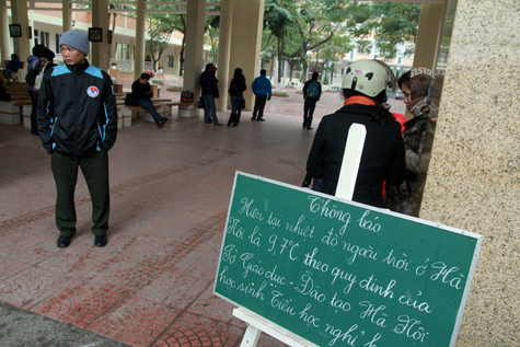 Bảng thông báo nghỉ học tại Trường Tiểu học Nghĩa Đô. Ảnh XT