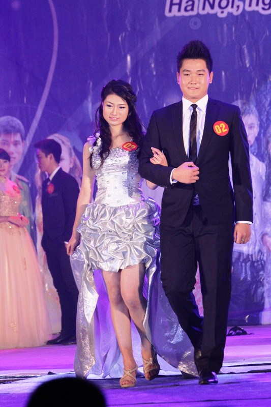 Lê Thùy Trang – Đỗ Tùng Anh (02) bước đi tự tin với phần thi trang phục dạ hội. Lê Thùy Trang – Đỗ Tùng Anh (02) bước đi tự tin với phần thi trang phục dạ hội.