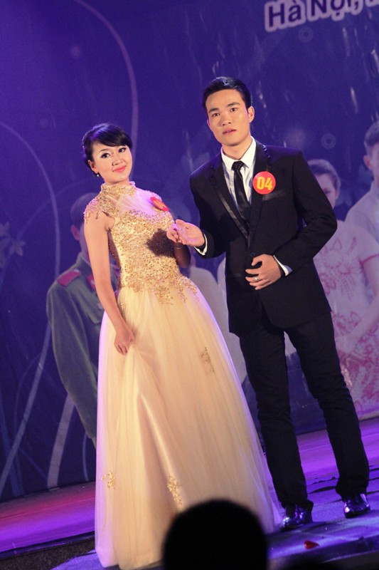 Trần Thị Hương Quỳnh – Nguyễn Văn Chiến đi bên nhau đẹp đôi. Trần Thị Hương Quỳnh – Nguyễn Văn Chiến đi bên nhau đẹp đôi.