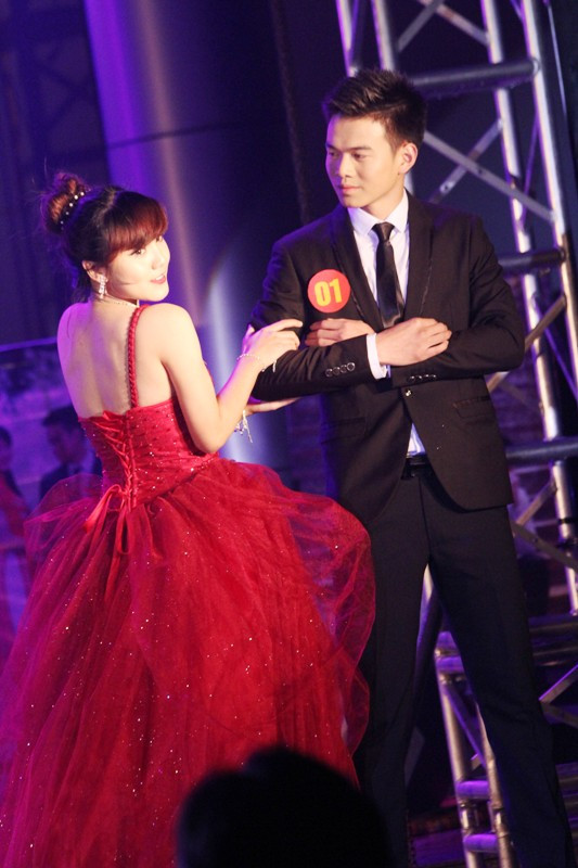 Nguyễn Bình Giang – Nguyễn Ngọc Bích (01) trong phần thi trang phục dạ hội của mình. Nguyễn Bình Giang – Nguyễn Ngọc Bích (01) trong phần thi trang phục dạ hội của mình.