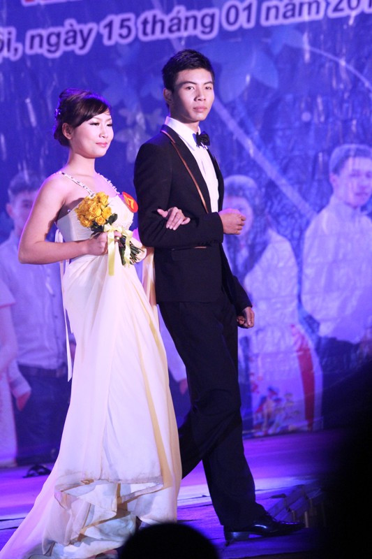 Trịnh Thị Khánh Ly – Nguyễn Tiến Đạt, cặp đôi bước trên sàn diễn. Trịnh Thị Khánh Ly – Nguyễn Tiến Đạt, cặp đôi bước trên sàn diễn.