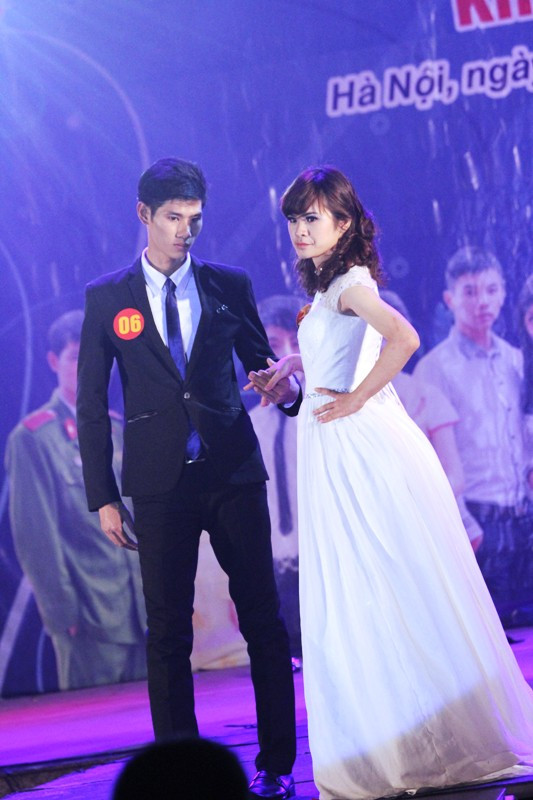 Nguyễn Thị Ngọc Linh – Nguyễn Mạnh Tuấn với phần thi của mình. Nguyễn Thị Ngọc Linh – Nguyễn Mạnh Tuấn với phần thi của mình.