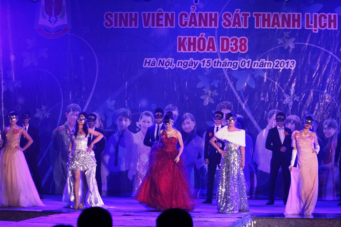 7 cặp đôi trong đêm chung kết gồm: Nguyễn Bình Giang – Nguyễn Ngọc Bích, Lê Thùy Trang – Đỗ Tùng Anh, Vũ Việt Chinh – Cao Cường, Trần Thị Hương Quỳnh – Nguyễn Văn Chiến, Đoàn Khánh Hưng – Phạm Thị Hồng Đoan, Nguyễn Thị Ngọc Linh – Nguyễn Mạnh Tuấn,Trịnh Thị Khánh Ly – Nguyễn Tiến Đạt. Lần lượt từng cặp đôi trình diễn trang phục dạ hội trong cái rét tê tái. 7 cặp đôi trong đêm chung kết gồm: Nguyễn Bình Giang – Nguyễn Ngọc Bích, Lê Thùy Trang – Đỗ Tùng Anh, Vũ Việt Chinh – Cao Cường, Trần Thị Hương Quỳnh – Nguyễn Văn Chiến, Đoàn Khánh Hưng – Phạm Thị Hồng Đoan, Nguyễn Thị Ngọc Linh – Nguyễn Mạnh Tuấn,Trịnh Thị Khánh Ly – Nguyễn Tiến Đạt. Lần lượt từng cặp đôi trình diễn trang phục dạ hội trong cái rét tê tái.