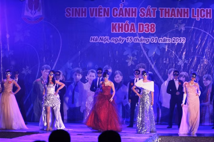 7 cặp đôi trong đêm chung kết gồm: Nguyễn Bình Giang – Nguyễn Ngọc Bích, Lê Thùy Trang – Đỗ Tùng Anh, Vũ Việt Chinh – Cao Cường, Trần Thị Hương Quỳnh – Nguyễn Văn Chiến, Đoàn Khánh Hưng – Phạm Thị Hồng Đoan, Nguyễn Thị Ngọc Linh – Nguyễn Mạnh Tuấn,Trịnh Thị Khánh Ly – Nguyễn Tiến Đạt. Lần lượt từng cặp đôi trình diễn trang phục dạ hội trong cái rét tê tái.