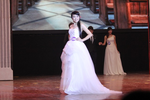 Hay thể hiện những bộ đồ dạ hội sang trọng cũng toát lên vẻ đẹp của người con gái Việt.