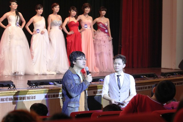 Phần giao lưu với khách mời, anh Đinh Tiến Dũng (diễn viên trong Hỏi xoáy đáp xoay) được nhiều sinh viên hào hứng. Các phần trả lời của khách mời khiến khán phòng trở nên nhiều tiếng cười hơn.