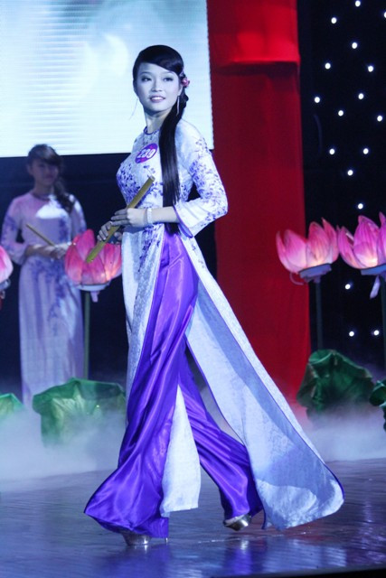 Những màn trình diễn áo dài như thế này thường mang lại cảm xúc trở về cội nguồn, những nét truyền thống được các thí sinh thể hiện với vẻ đẹp của con người hiện đại.