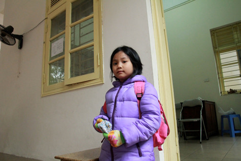 Em Mai Anh đang buồn thiu vì không có ai đến đón về. Ảnh XT