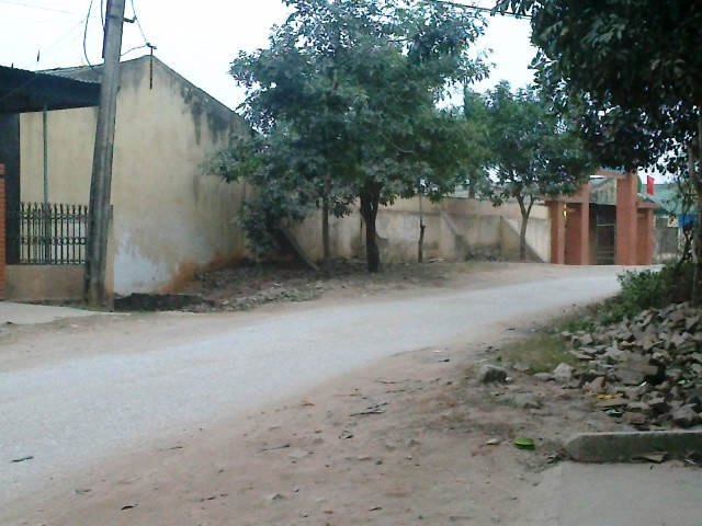 Hiện trường án mạng xảy ra trưa ngày 18/1 gần cổng Trường THPT DL Đồi Ngô. Hiện trường án mạng xảy ra trưa ngày 18/1 gần cổng Trường THPT DL Đồi Ngô.