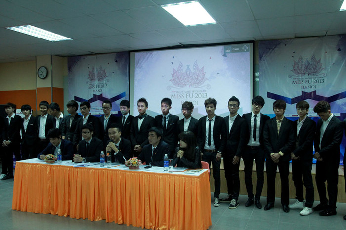 Đây là 20 nam sinh sẽ hỗ trợ các thí sinh dự thi các phần thi của mình. Vòng chung khảo sẽ diễn ra vào 14/01-29/01/2013. Đêm chung khảo diễn ra vào tối ngày 29/01/2013 tại Trung tâm Nghệ thuật Âu Cơ. >>Nhan sắc ngọt ngào của Hoa khôi Bích Khanh >>Ngẩn ngơ trước nhan sắc của Mỹ Nhân >> Ngắm vẻ đẹp căng tràn của Lê Hoàng Bảo Trân >>Thục Vy - Á khôi cực xinh trên đất Sài thành Đây là 20 nam sinh sẽ hỗ trợ các thí sinh dự thi các phần thi của mình. Vòng chung khảo sẽ diễn ra vào 14/01-29/01/2013. Đêm chung khảo diễn ra vào tối ngày 29/01/2013 tại Trung tâm Nghệ thuật Âu Cơ. >>Nhan sắc ngọt ngào của Hoa khôi Bích Khanh >>Ngẩn ngơ trước nhan sắc của Mỹ Nhân >> Ngắm vẻ đẹp căng tràn của Lê Hoàng Bảo Trân >>Thục Vy - Á khôi cực xinh trên đất Sài thành