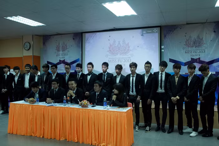 Đây là 20 nam sinh sẽ hỗ trợ các thí sinh dự thi các phần thi của mình. Vòng chung khảo sẽ diễn ra vào 14/01-29/01/2013. Đêm chung khảo diễn ra vào tối ngày 29/01/2013 tại Trung tâm Nghệ thuật Âu Cơ. >>Nhan sắc ngọt ngào của Hoa khôi Bích Khanh >>Ngẩn ngơ trước nhan sắc của Mỹ Nhân >> Ngắm vẻ đẹp căng tràn của Lê Hoàng Bảo Trân >>Thục Vy - Á khôi cực xinh trên đất Sài thành