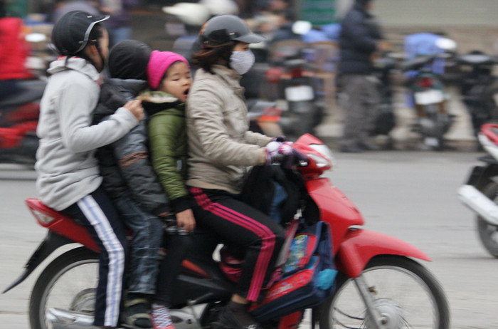 Trên đường đi tới trường các em vẫn còn ngái ngủ. Trên đường đi tới trường các em vẫn còn ngái ngủ.
