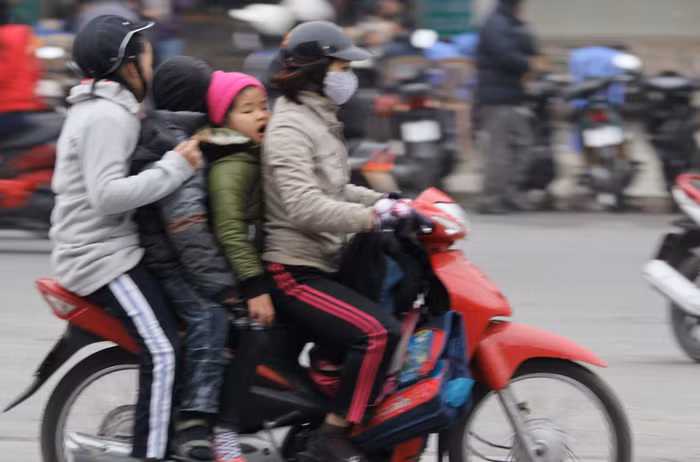 Trên đường đi tới trường các em vẫn còn ngái ngủ.