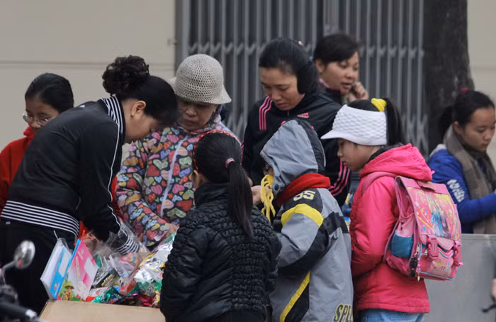 Nhiều em đến sớm tranh thủ cũng mua quà ăn sáng.