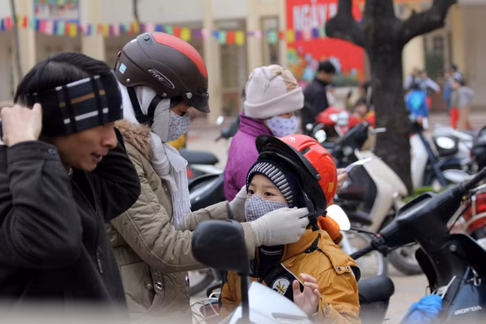 Chỉnh lại trang phục trước khi vào lớp.