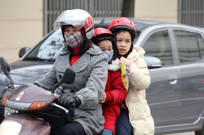 Trong cái lạnh thấu xương, cả mẹ và con đều "co ro" đến trường. Trong cái lạnh thấu xương, cả mẹ và con đều "co ro" đến trường.