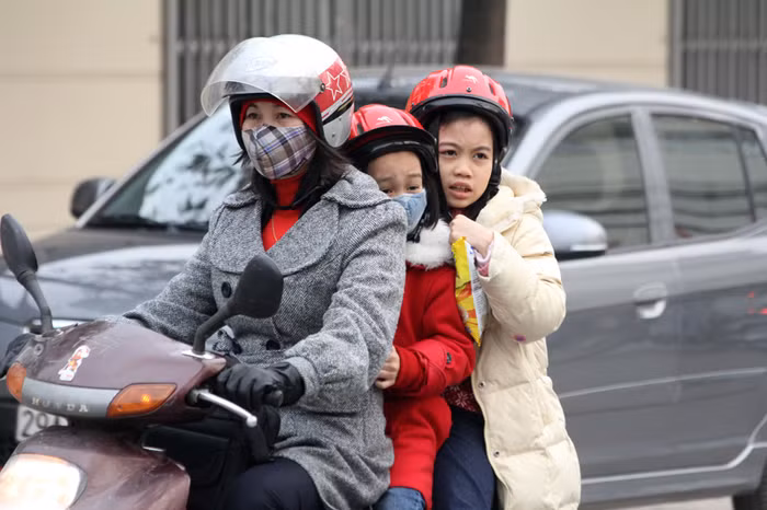 Trong cái lạnh thấu xương, cả mẹ và con đều "co ro" đến trường.