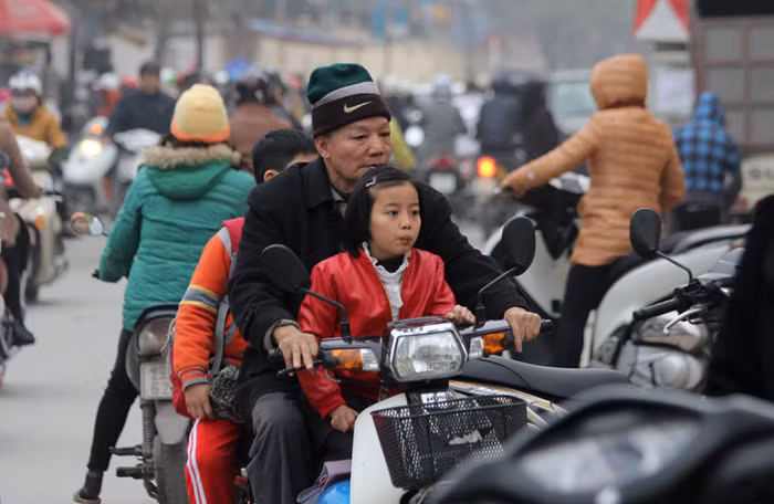 Hai học sinh được ông đưa tới tận trường học.