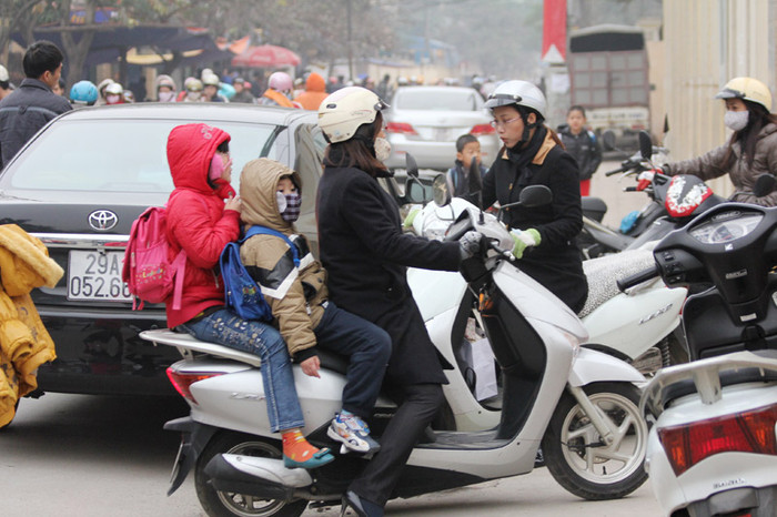 Khẩu trang và quần áo kín mít. Khẩu trang và quần áo kín mít.
