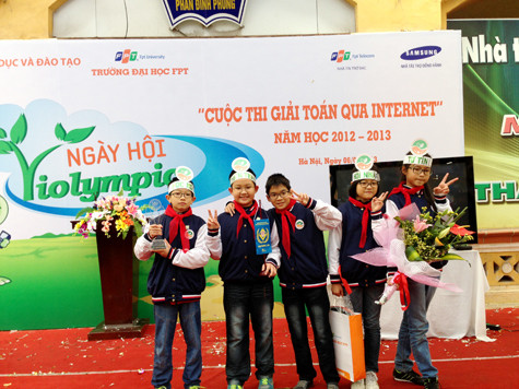 Trên sân khấu và nhận phần thưởng.