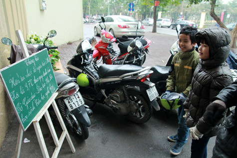 Thống báo: Dưới 10 độ học sinh tiểu học được nghỉ học. Ảnh XT