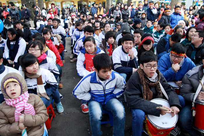 Nhiều học sinh cấp phổ thông tham gia giải Toán qua Internet. >>Học sinh tiểu học co ro trong cái rét tê tái >>Sinh viên về quê đón tết dương trong mưa phùn >>Chùm ảnh: Phong tặng 42 Giáo sư, 427 Phó Giáo sư >> Chùm ảnh: Thần tượng của hàng nghìn thí sinh vạ vật ở vỉa hè