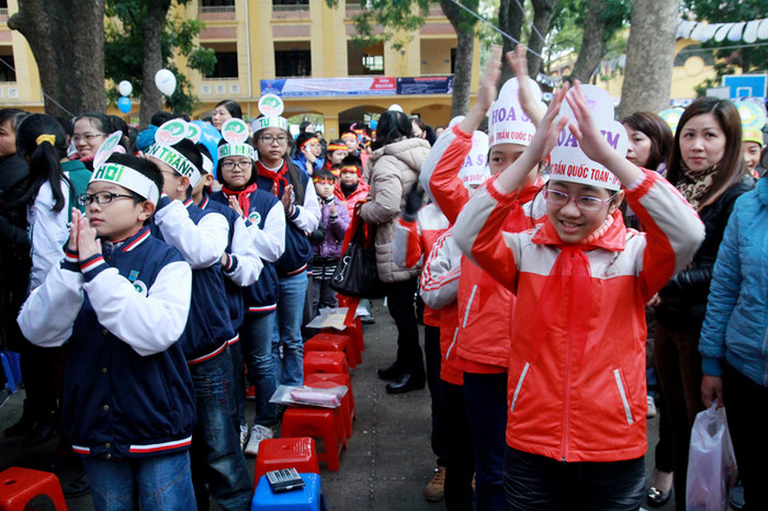 Đây là lần đầu tiên Ngày hội ViOlympic được tổ chức, với mong muốn tạo sân chơi tương tác giữa công nghệ - mạng Internet và các ứng dụng thự tiễn cho học sinh tham gia. Ngày hội cũng năm trong khuôn khổ Cuộc thi giải Toán qua Internet ViOlympic do Bộ GD&ĐT và Trường ĐH FPT tổ chức. >>Học sinh tiểu học co ro trong cái rét tê tái >>Sinh viên về quê đón tết dương trong mưa phùn >>Chùm ảnh: Phong tặng 42 Giáo sư, 427 Phó Giáo sư >> Chùm ảnh: Thần tượng của hàng nghìn thí sinh vạ vật ở vỉa hè
