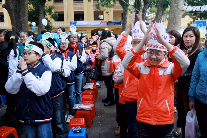 Đây là lần đầu tiên Ngày hội ViOlympic được tổ chức, với mong muốn tạo sân chơi tương tác giữa công nghệ - mạng Internet và các ứng dụng thự tiễn cho học sinh tham gia. Ngày hội cũng năm trong khuôn khổ Cuộc thi giải Toán qua Internet ViOlympic do Bộ GD&ĐT và Trường ĐH FPT tổ chức. >>Học sinh tiểu học co ro trong cái rét tê tái >>Sinh viên về quê đón tết dương trong mưa phùn >>Chùm ảnh: Phong tặng 42 Giáo sư, 427 Phó Giáo sư >> Chùm ảnh: Thần tượng của hàng nghìn thí sinh vạ vật ở vỉa hè