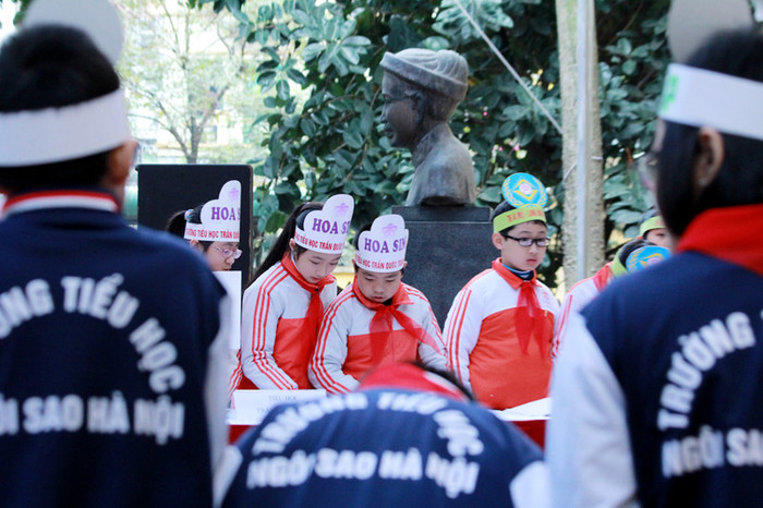 Trong các phần thi các đội được đấu với nhau song song để thể hiện kiến thức cũng như đội nào nhanh tay hơn trong bấm chuông. >>Học sinh tiểu học co ro trong cái rét tê tái >>Sinh viên về quê đón tết dương trong mưa phùn >>Chùm ảnh: Phong tặng 42 Giáo sư, 427 Phó Giáo sư >> Chùm ảnh: Thần tượng của hàng nghìn thí sinh vạ vật ở vỉa hè