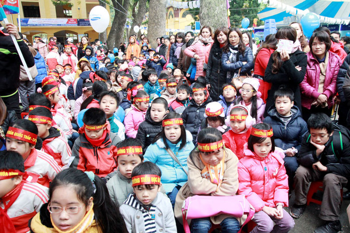 ViOlympic là cuộc thi đấu trí dành cho học sinh từ lớp 1 đến lớp 12 tham gia bằng cách thi trực tuyến qua Internet. Các trò chơi trong Ngày hội ViOlympic sử dụng ứng dụng ViOlympic em giỏi toán và những ứng dụng công nghệ hiện đại khác. >>Học sinh tiểu học co ro trong cái rét tê tái >>Sinh viên về quê đón tết dương trong mưa phùn >>Chùm ảnh: Phong tặng 42 Giáo sư, 427 Phó Giáo sư >> Chùm ảnh: Thần tượng của hàng nghìn thí sinh vạ vật ở vỉa hè