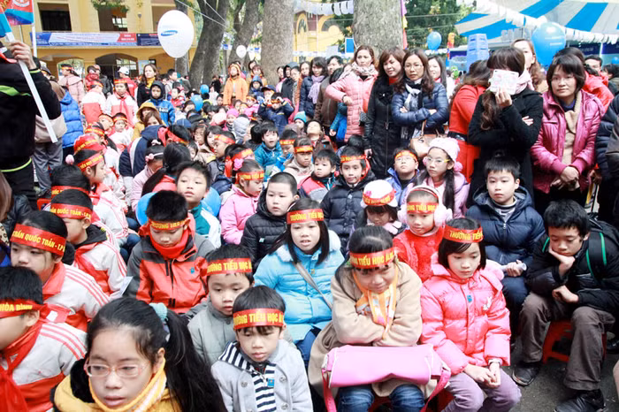 ViOlympic là cuộc thi đấu trí dành cho học sinh từ lớp 1 đến lớp 12 tham gia bằng cách thi trực tuyến qua Internet. Các trò chơi trong Ngày hội ViOlympic sử dụng ứng dụng ViOlympic em giỏi toán và những ứng dụng công nghệ hiện đại khác. >>Học sinh tiểu học co ro trong cái rét tê tái >>Sinh viên về quê đón tết dương trong mưa phùn >>Chùm ảnh: Phong tặng 42 Giáo sư, 427 Phó Giáo sư >> Chùm ảnh: Thần tượng của hàng nghìn thí sinh vạ vật ở vỉa hè