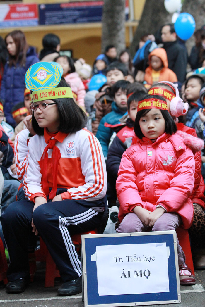 >>Học sinh tiểu học co ro trong cái rét tê tái >>Sinh viên về quê đón tết dương trong mưa phùn >>Chùm ảnh: Phong tặng 42 Giáo sư, 427 Phó Giáo sư >> Chùm ảnh: Thần tượng của hàng nghìn thí sinh vạ vật ở vỉa hè