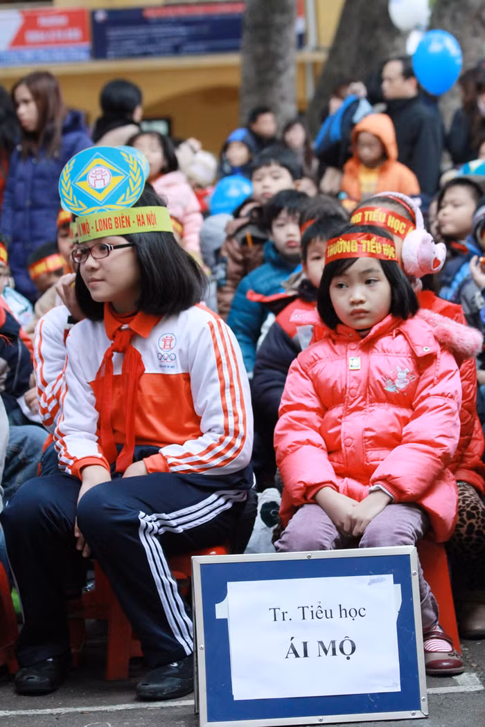 >>Học sinh tiểu học co ro trong cái rét tê tái >>Sinh viên về quê đón tết dương trong mưa phùn >>Chùm ảnh: Phong tặng 42 Giáo sư, 427 Phó Giáo sư >> Chùm ảnh: Thần tượng của hàng nghìn thí sinh vạ vật ở vỉa hè