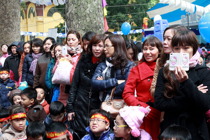 Ngày hội cũng thu hút sự quan tâm không ít các bậc phụ huynh. >>Học sinh tiểu học co ro trong cái rét tê tái >>Sinh viên về quê đón tết dương trong mưa phùn >>Chùm ảnh: Phong tặng 42 Giáo sư, 427 Phó Giáo sư >> Chùm ảnh: Thần tượng của hàng nghìn thí sinh vạ vật ở vỉa hè