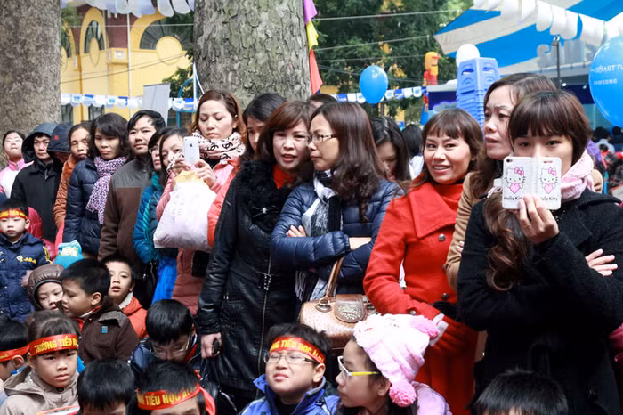 Ngày hội cũng thu hút sự quan tâm không ít các bậc phụ huynh. >>Học sinh tiểu học co ro trong cái rét tê tái >>Sinh viên về quê đón tết dương trong mưa phùn >>Chùm ảnh: Phong tặng 42 Giáo sư, 427 Phó Giáo sư >> Chùm ảnh: Thần tượng của hàng nghìn thí sinh vạ vật ở vỉa hè