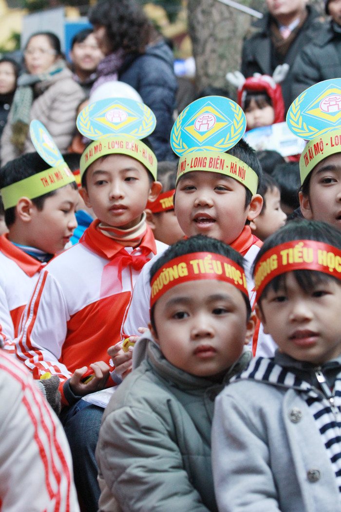 >>Học sinh tiểu học co ro trong cái rét tê tái >>Sinh viên về quê đón tết dương trong mưa phùn >>Chùm ảnh: Phong tặng 42 Giáo sư, 427 Phó Giáo sư >> Chùm ảnh: Thần tượng của hàng nghìn thí sinh vạ vật ở vỉa hè