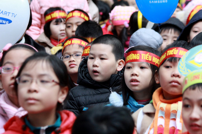 Háo hức chờ đón cuộc thi. >>Học sinh tiểu học co ro trong cái rét tê tái >>Sinh viên về quê đón tết dương trong mưa phùn >>Chùm ảnh: Phong tặng 42 Giáo sư, 427 Phó Giáo sư >> Chùm ảnh: Thần tượng của hàng nghìn thí sinh vạ vật ở vỉa hè