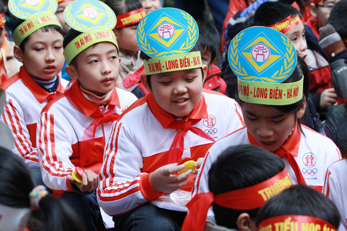 Những nhà toán học trong tương lai đang chăm chú theo dõi cuộc thi. >>Học sinh tiểu học co ro trong cái rét tê tái >>Sinh viên về quê đón tết dương trong mưa phùn >>Chùm ảnh: Phong tặng 42 Giáo sư, 427 Phó Giáo sư >> Chùm ảnh: Thần tượng của hàng nghìn thí sinh vạ vật ở vỉa hè