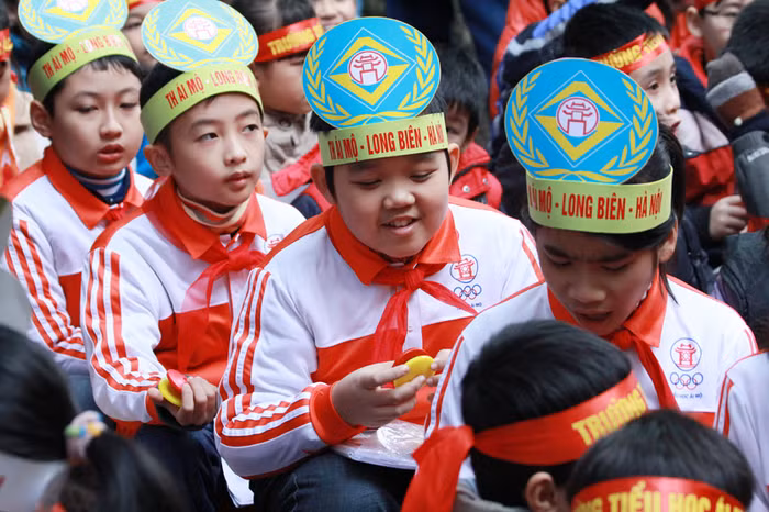 Những nhà toán học trong tương lai đang chăm chú theo dõi cuộc thi. >>Học sinh tiểu học co ro trong cái rét tê tái >>Sinh viên về quê đón tết dương trong mưa phùn >>Chùm ảnh: Phong tặng 42 Giáo sư, 427 Phó Giáo sư >> Chùm ảnh: Thần tượng của hàng nghìn thí sinh vạ vật ở vỉa hè