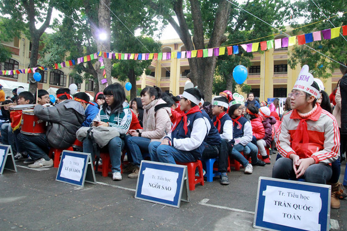 >>Học sinh tiểu học co ro trong cái rét tê tái >>Sinh viên về quê đón tết dương trong mưa phùn >>Chùm ảnh: Phong tặng 42 Giáo sư, 427 Phó Giáo sư >> Chùm ảnh: Thần tượng của hàng nghìn thí sinh vạ vật ở vỉa hè